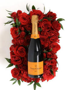 Bed of Roses-Elevate your gifting experience with our exquisite Bed of Roses BloomBox. This stunning arrangement features a luxurious mix of long-stem and spray red roses, meticulously designed in a charming wooden crate. 